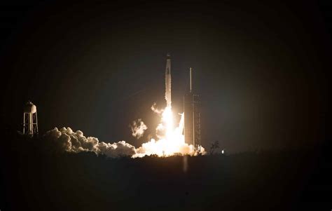 Um foguete longa marcha3b decola do xichang satellite launch center em xichang, na china, com os 24º e 25º satélites de navegação beidou, em 5 de novembro de 2017. China vai trazer pedaços da Lua para a Terra | Criar Sites ...