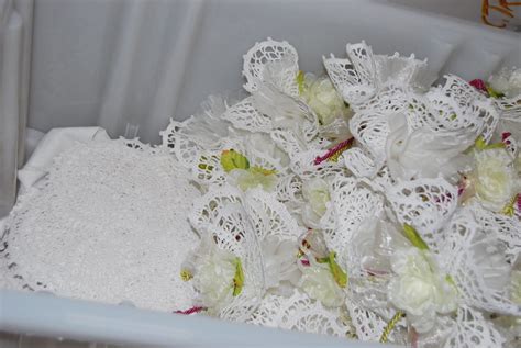 Bellissimi centrini (n.14),appena fatti all uncinetto,quadrati,in cotone bianco,misura cm 20 x cm 20,molto belli anche per confezionare bomboniere in occasione di comunioni,cresime o matrimoni,vendo a 15 euro l uno.posso spedire.grazie. Centrini per bomboniere