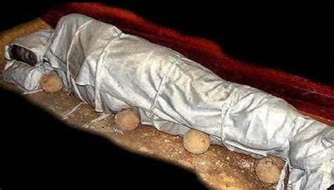 Doa masuk kuburan merupakan salah satu adab bagi muslim saat berziarah baik ke makam orang tua maupun kerabat. Perjalanan Manusia di Liang Kubur - Islampos