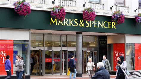 Marks&spencer tüm dünya'da daimi yenilik ilkesi ile birlikte ürünlerini kendi üretip kendi satarak müşterilerin beğenisine sunuyor. Final day of trading for several Marks & Spencer stores
