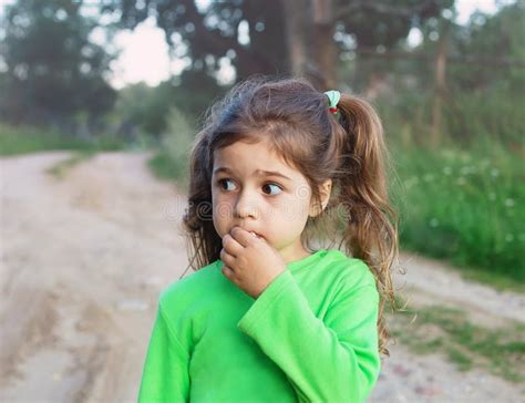 Smutna śliczna Mała Dziewczynka Patrzeje Smutny I Przestraszony Zdjęcie Stock Obraz złożonej z