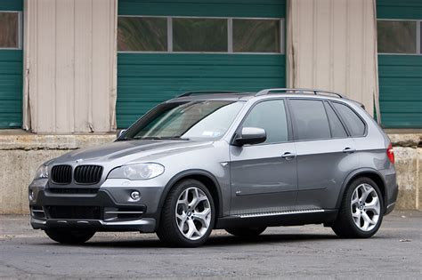 A walkaround to show the color shifting of the urban jungle gloss wrap made by avery. BMW E70 X5 Painted Reflectors