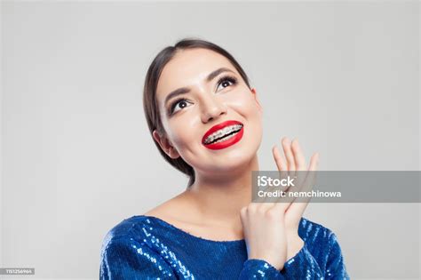 Porträt Von Hübschen Mädchen Mit Zahnspangen Schöne Frau In Klammern Lächelnd Auf Weißem