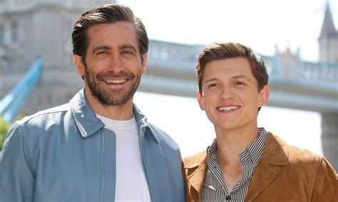 We take no ownership rights to any photos, media or information posted on the site. Tom Holland y Jake Gyllenhaal intercambian bromas y ...