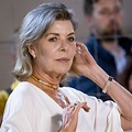 Carolina di Monaco coi capelli bianchi: insegno la bellezza a 64 anni ...