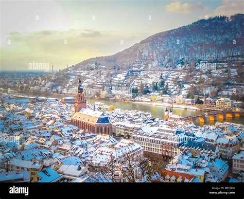 Vue Aérienne De La Ville De Heidelberg Et Du Neckar En Hiver Avec De La