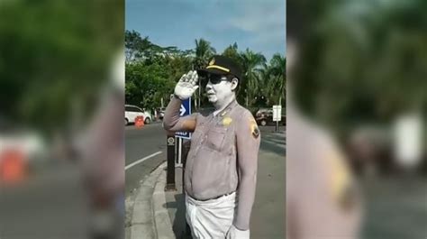 Video Pria Dilukis Mirip Polisi Bikin Geger Warganet Keteknya Robek Pak