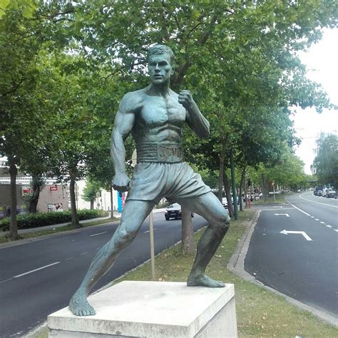 Jean Claude Van Damme Statue Anderlecht 2022 Lo Que Se Debe Saber Antes De Viajar Tripadvisor