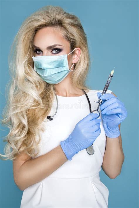 Sexy Blonde Krankenschwester In Den Gläsern Ein Stethoskop Halten
