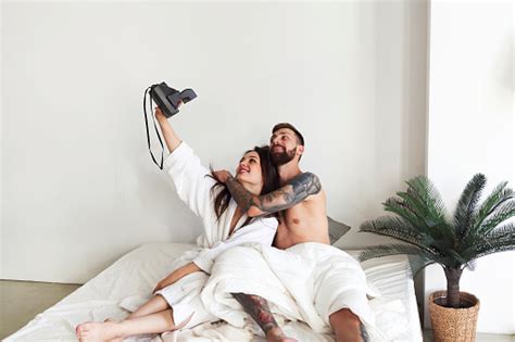커플 포즈 에 침대 과 복용 셀카 에 아침 커플에 대한 스톡 사진 및 기타 이미지 커플 가정 생활 문신 Istock