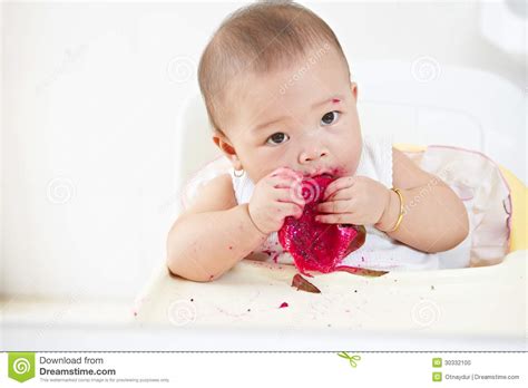 It may help reduce age spots, wrinkles, dry skin, and acne. Baby Eating Dragon Fruit Stock Photo - Image: 30332100