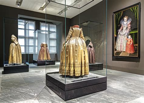 Der name der umfangreichsten kleinodiensammlung europas leitet sich von den ehemals malachitgrün gestrichenen säulenbasen. Dresden's Green Vault