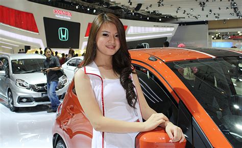 15 Images The Women Of The 2014 Indonesia International Motor Show