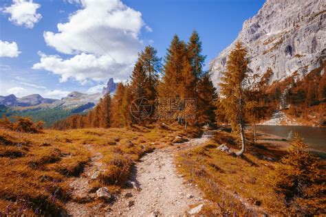 阿尔卑斯山秋天风景意大利阿尔卑斯多洛米特阿尔卑斯山高清图片下载 正版图片304277760 摄图网