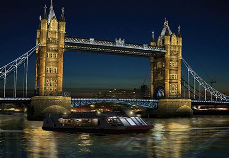 Ah, y si alguna vez te quedas sin cosas que hacer y lugares para ver (bueno, eso está difícil), siempre puedes montarte en el eurotúnel y visitar francia… Tower Bridge de Londres s'allume avec la technologie LED ...