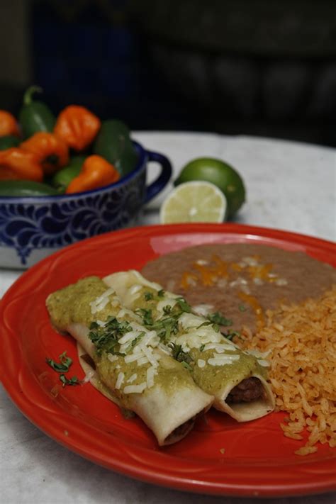 Mi pueblo har mycket bra mexikansk mat och är ett trevligt ställe att äta, särskilt för snabba matrestaurangen. Margaritas & Mariachi at Mi Pueblo Mexican Restaurant ...