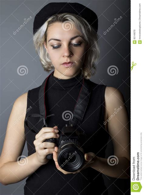 Fotografo Femminile Con Dslr Immagine Stock Immagine Di Caucasico