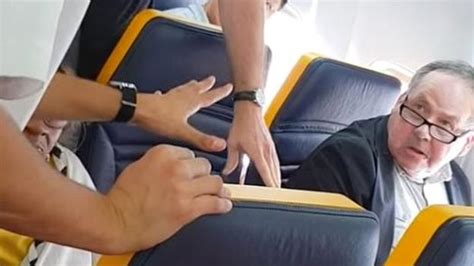 el ataque verbal racista en un vuelo de ryanair de un hombre blanco que no quería viajar junto a