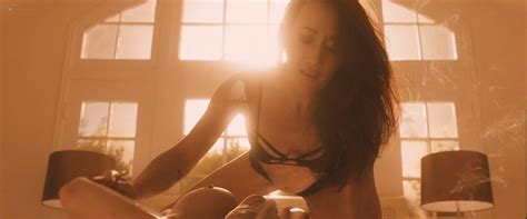 Maggie Q Desnuda En Un Robo Inesperado