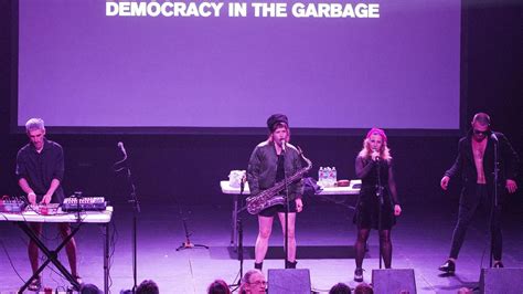 Performance Von Pussy Riot In Den Usa Feministisches Punk Manifesto