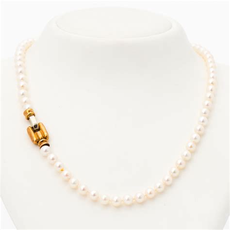 A Pearl Necklace Cultured Pearls Clasp 18k White Gold Bukowskis