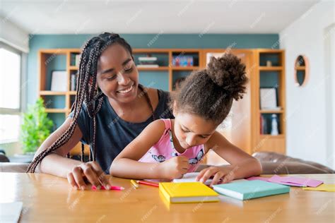 madre ayudando y apoyando a su hija con la educación en el hogar mientras se queda en casa