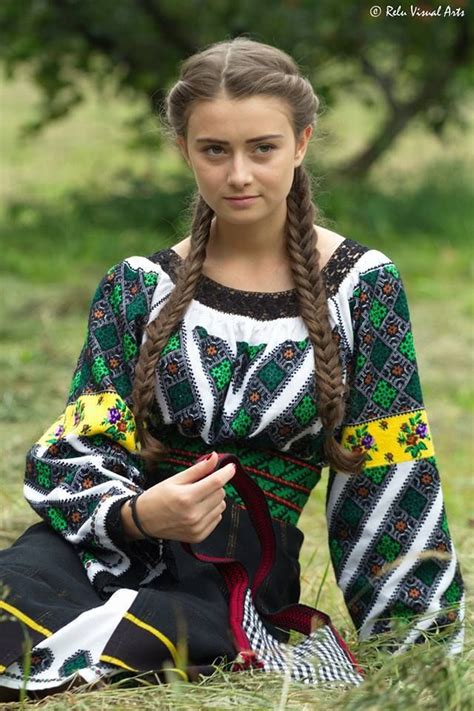 Zjawiska Romania Source Traditional Fashion Romanian Clothing Traditional Outfits