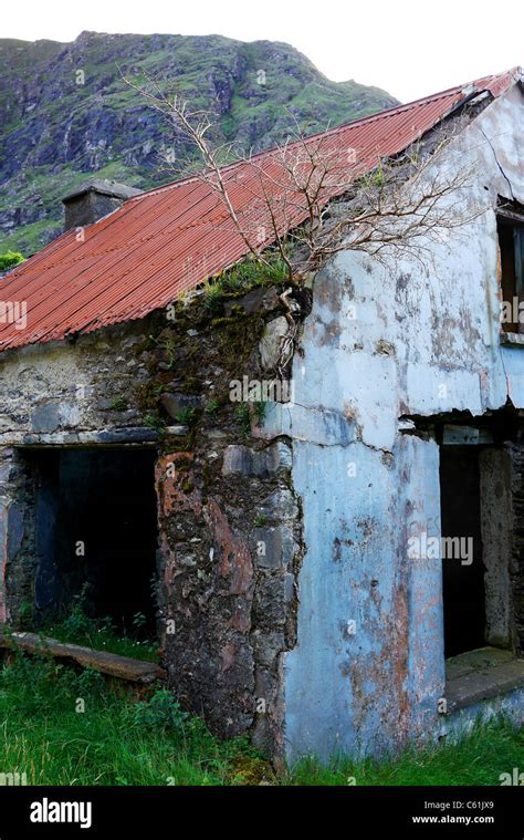 Old Farm Buildings Ireland Hi Res Stock Photography And Images Alamy