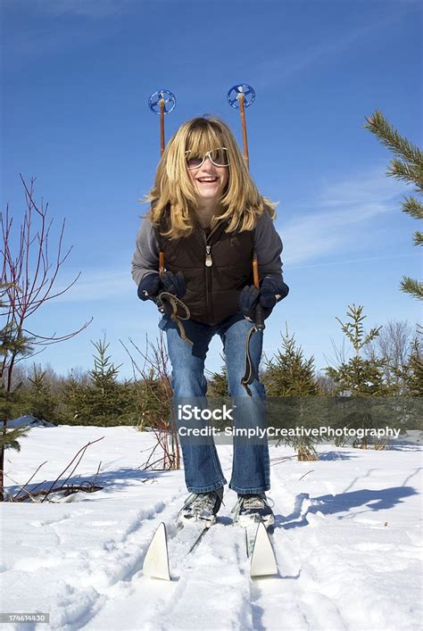 Adolescente Rubia Chica De Pelo Goza De Esquiar En Nieve Blancas Impecables Foto De Stock Y Más