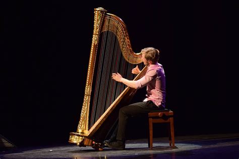Sasha Boldachev Met Themas Uit Het Seduced By Harps