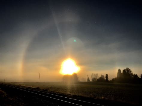 A Chilly Morning Sun Halo | Optical phenomena, Phenomena ...