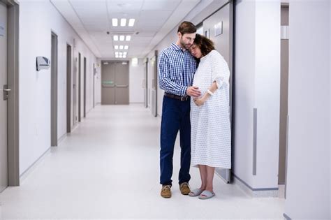 Premium Photo Man Comforting Pregnant Woman In Corridor