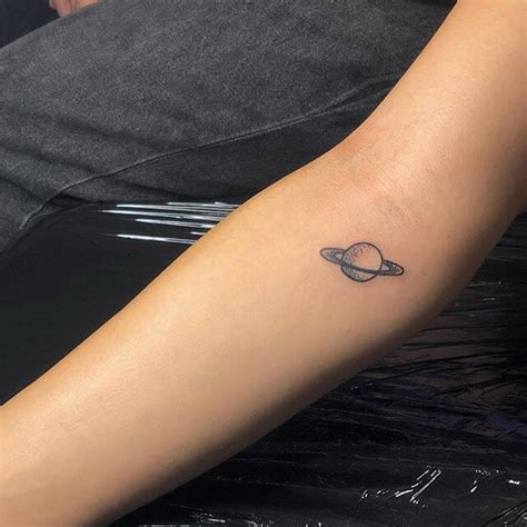 Planet Saturn Tattoo On Inner Arm En 2021 Tatuaje De Saturno Tatuaje De