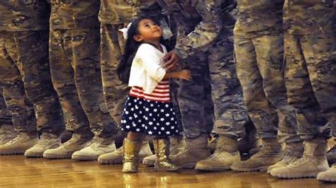 Niña Interrumpe Ceremonia Militar Para Abrazar A Su Papá