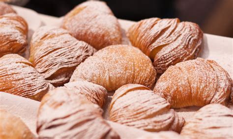 Piatto tipico o meglio dolce tipico campano per eccellenza, la pastiera napoletana è legata alle anche qui parliamo di piatti tipici campani di estrazione rurale, poichè sono presenti ingredienti. Dolci tipici campani: un viaggio tra pastiere, babà e ...