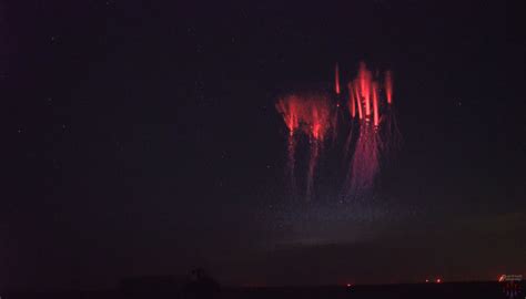 Photographer Captures Rare Lightning Phenomenon Sysyphoto