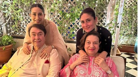 Kareena Kapoor Karisma Pose With Parents Randhir And Babita On Diwali