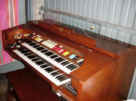 Thomas Celebrity Electric Organ Model 821s Antique