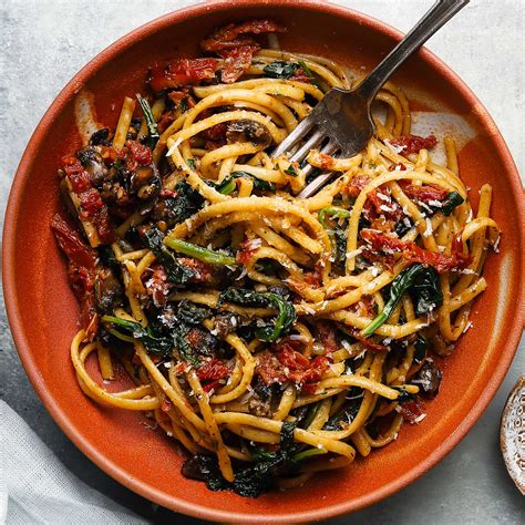 Sun Dried Tomato Pasta With Spinach And Mushrooms Lindsey Eats