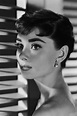 Cómo hacer el delineado cat eye al mejor estilo Audrey Hepburn | Vogue