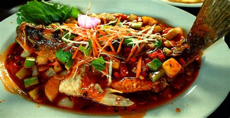 Panaskan kuali dan masak minyak masak. Ikan Masak Tiga Rasa Ala Thai | Resepi Masakan Malaysia