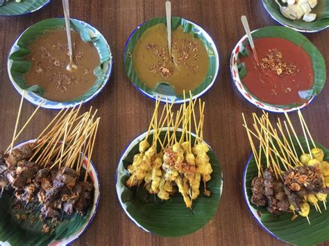 Saus padang yang pedas sangat cocok dengan ikan gurame yang renyah. Di Ranah Minang Para Jawara Kalap Jajan Sate Padang dan Es ...