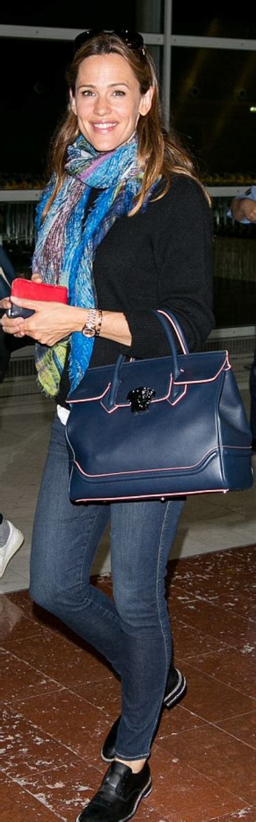 Who Made Jennifer Garners Blue Handbag Skinny Jeans Gold Jewelry