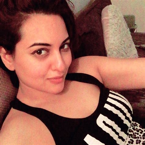 18 Pictures That Prove Sonakshi Sinha Is Bollywoods Selfie Queen Bollywood Bubble