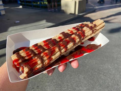 Review New Chocolate Hazelnut Strawberry Churro Is Basic At Disney