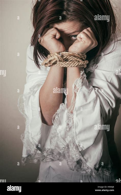 Women Hands Tied Rope Banque De Photographies Et Dimages à Haute Résolution Alamy