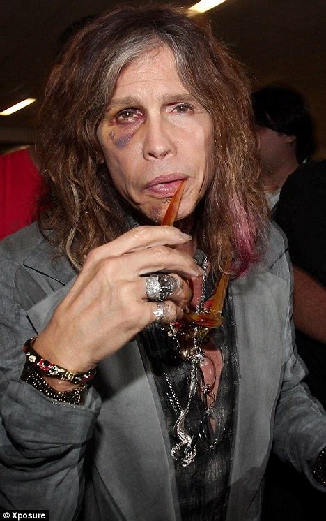 Aerosmiths Steve Tyler Shows Off Bruised And Battered Face From Shower Fall Daily Mail Online