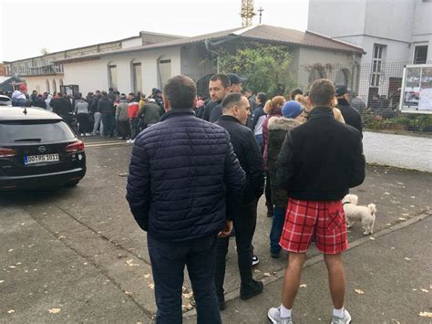 Può seguire il tedesco o il latino; Coadă la secţiile din diaspora. Românii din Germania şi ...