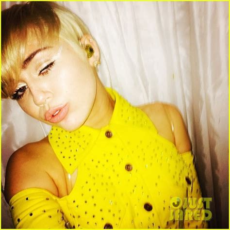 Miley Cyrus Rocks Fake Teeth For Bangerz Concert Photo 3126042