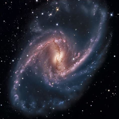 La galaxia espiral barrada ngc 2608 la prominentemente barrada galaxia espiral ngc 6217, fotografiada arriba, fue captada en espectacular detalle en este imagen publicada hace poco por la recién reparada cámara avanzada de exploración (advanced camera for surveys) a bordo del. Opiniones de galaxia espiral barrada